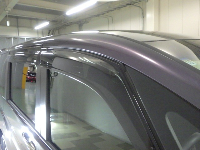 雨天時の換気に役立つドアバイザーを装備☆陽射しを遮る効果もありますので、人気の用品です☆