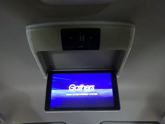 リア席モニター（フリップダウンモニター）装備！ナビゲーションと組み合わせることで、走行中でも後席では地上デジタルTV放送やDVDビデオなどの映像も楽しめます。