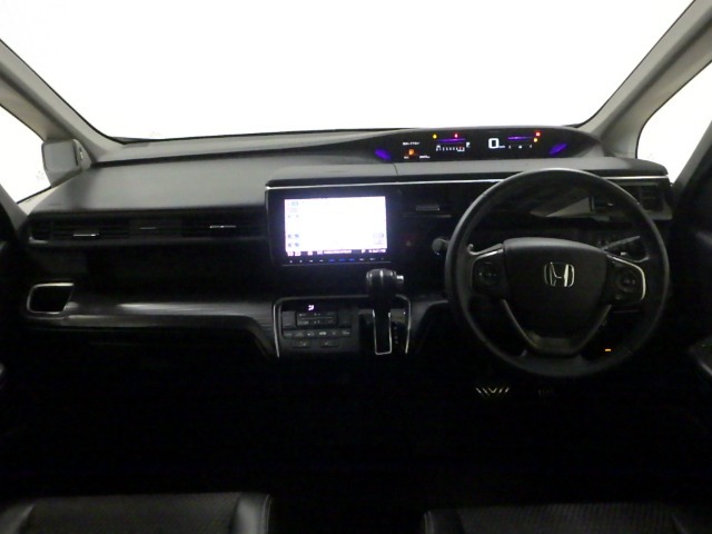 ドライバーを包み込むように、ディスプレーやスイッチ、コンソールを配置。座った瞬間から運転への期待が！空間そのものの心地よさにこだわっています。