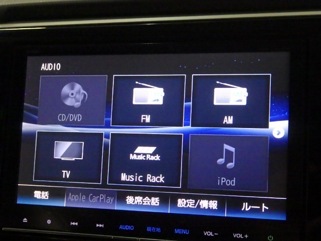 センターパネルにスッキリと収まった純正オーディオ（CD再生AM/FMチューナー）です！お気に入りの音楽・ラジオを聴きながら楽しいドライブをお楽しみくださいね♪