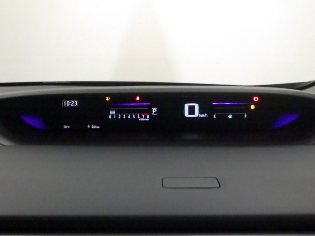 視認性、認識性にこだわった、7インチの大型カラー液晶メーターを採用。速度は読み取りやすいよう数字で大きく表示します！