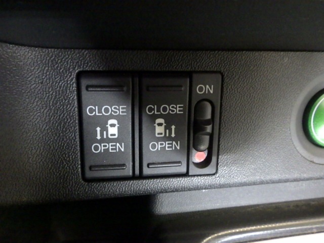 両側電動スライドドア！！荷物で手が塞がる時など簡単にドアの開閉が出来ます！何より力いらずで開閉OK！女性やお年寄りにも優しい♪電動機能はOFFにもできますから元気なお子様の駆け出しも安心！