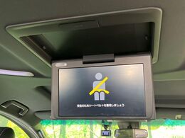 【フリップダウンモニター】大画面モニターで後席でもエンタメをお楽しみいただけます。小さなお子様にも大人気の装備です♪