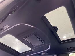 【サンルーフ】開放感たっぷりの希少装備、サンルーフが装着されています！車内に明かりを取り入れたり景色を楽しむ以外にも、車内の空気も簡単に換気できて快適です！