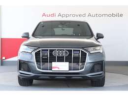 幅広く低くなったシングルフレームグリルとシャープなデザインのLED ヘッドライト、大きく立体的なエアインテークを備えたフロントバンパーなどによって、さらに精悍な印象になっています。