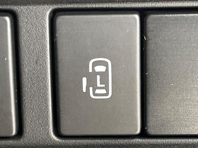 【パワースライドドア】スマートキーや運転席のスイッチでスライドドアの開閉が可能♪電動だから力を入れてドアを開ける必要が無く、小さいお子様でも、重い荷物を持っている時もラクに開け閉めできます♪
