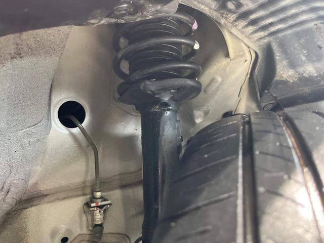 お車を安心してお乗りいただく為には、足回りの定期点検が欠かせません。サービスサポート（有償保証）では無料点検もご提供しており、安心のカーライフをお過ごしいただけるサポート体制が整っています。