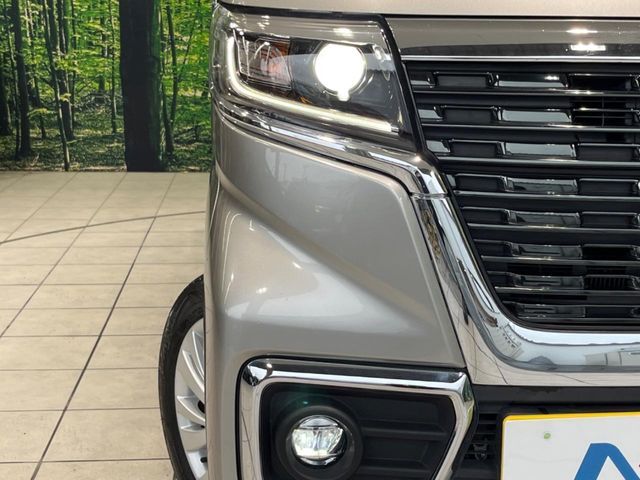 【LEDヘッドライト】悪天候や夜間走行時も良好な視界を確保し安心して運転できる高輝度LEDヘッドライトを装備！点灯速度が早く、消費電力も抑えられています。