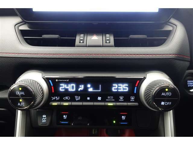 ★運転席と助手席でそれぞれお好みに合わせて温度設定が行えるフルオートエアコンです。外気温や室温、日射量を感知し、吹き出し温度、風量を緻密に制御します