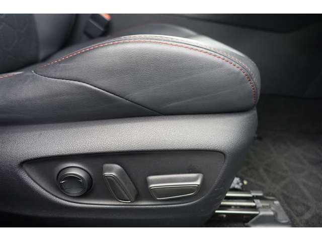 運転席にはパワーシートが付いております。パワーシートは指先1つで操作出来るためチカラの弱い女性の方でもシートに座ったまま操作出来ます♪