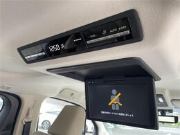 こちら後席装備の写真です。動作に問題はなく、しっかり作動します。車によっては様々な機能が多数付いている車もありますので、、長距離ドライブも快適に過ごせます。早目のご検討よろしくお願いします。