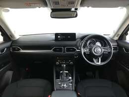 コックピットにある操作機器、情報などすべての要素をドライバー中心に左右対称に配置し、同時にそれらがドライバーに正対する造形とすることで、人とクルマの一体感を感じさせます。