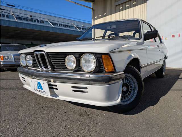 とっても珍しい315です。リヤエンブレムは320となっております。スポーティなBMWの中核を担うモデル！