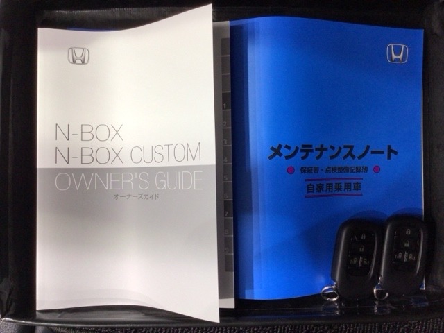 スマートキーは鍵をバッグに入れたままでもドアロックの開閉やエンジンのON・OFFができます。夜間や雨の日も鍵を探さなくて良いので便利です。