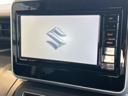 【純正ナビ】人気の純正ナビを装備しております。ナビの使いやすさはもちろん、オーディオ機能も充実！キャンプや旅行はもちろん、通勤や買い物など普段のドライブも楽しくなるはず♪