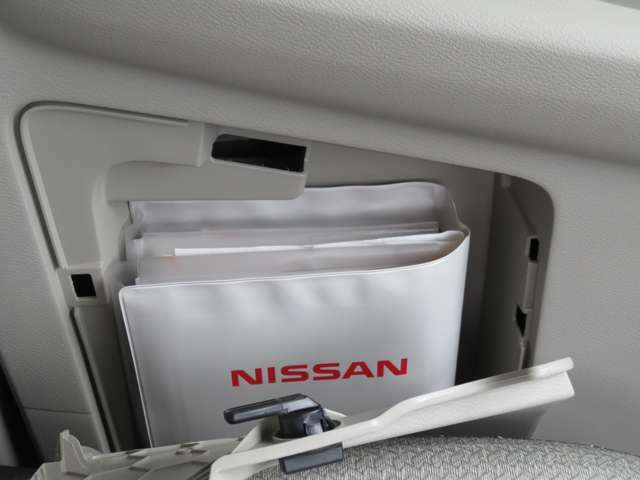 分厚くなった車検証入れも」助手席側のドアポケットに収納してすっきり　グローブボックスも広く使えますよ。専用のカバーも付いています。