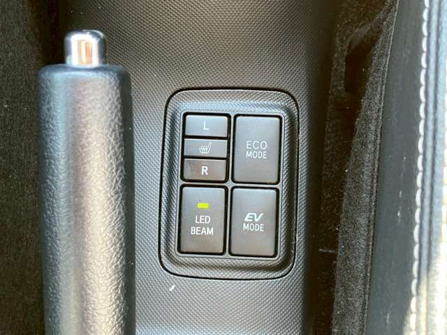 【シートヒーター】シートヒーターはエアコンよりも温まるのが早いので冬場の運転には必須ですね♪