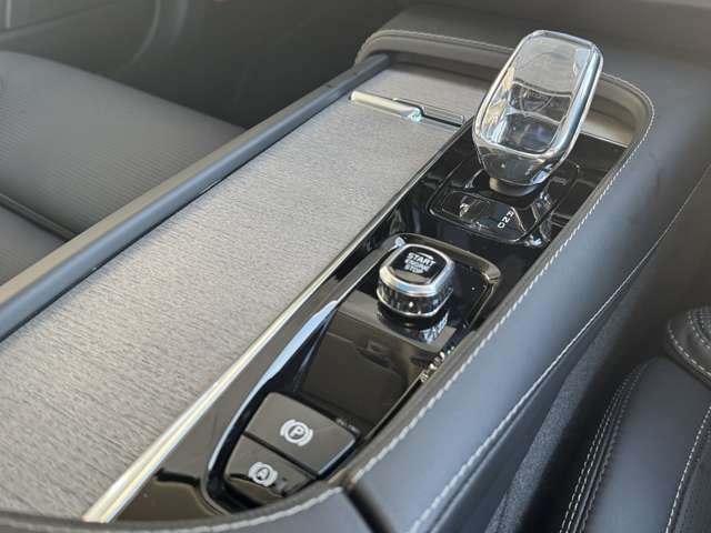 信号待ちなどで便利なAuto　Holdを標準装備しております。坂道などでもしっかりお車が停止いたしますので、お足元の疲労を軽減させます。