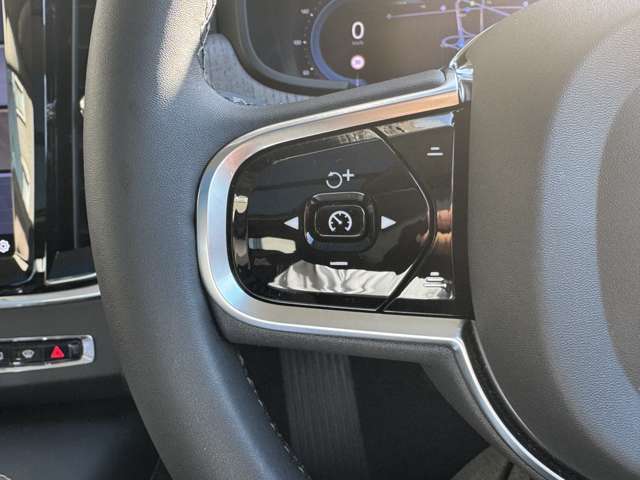 Google搭載/360度カメラのフルセット搭載。センターディスプレイと、選択式のデジタル液晶ドライバー・ディスプレイを装備。