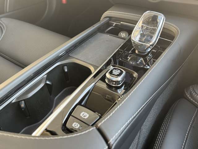 信号待ちなどで便利なAuto　Holdを標準装備しております。坂道などでもしっかりお車が停止いたしますので、お足元の疲労を軽減させます。