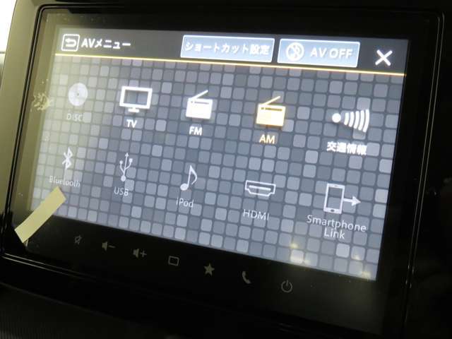 メーカー純正【全方位モニター付メモリーナビゲーション】を搭載しています。フルセグTV、AM/FM、スマートフォン連携、Bluetooth等の機能を備えています。