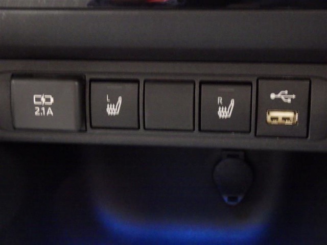 シートヒーター付き！USBポートは充電用、そしてディスプレイオーディオ接続用の2口あります