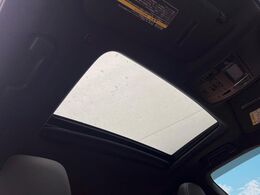 【サンルーフ】開放感たっぷりの希少装備、サンルーフが装着されています！車内に明かりを取り入れたり景色を楽しむ以外にも、車内の空気も簡単に換気できて快適です！