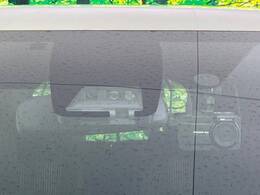 【トヨタセーフティセンス】走行中に前方の車両等を認識し、衝突しそうな時は警報とブレーキで衝突回避と被害軽減をアシスト。より安全にドライブをお楽しみいただけます。