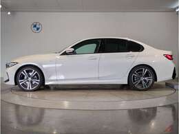 ☆BMWは自動車メーカーとしてのアイデンティティ…BMWらしさを守るため頑なに前後重量配分50:50にこだわり続けています☆