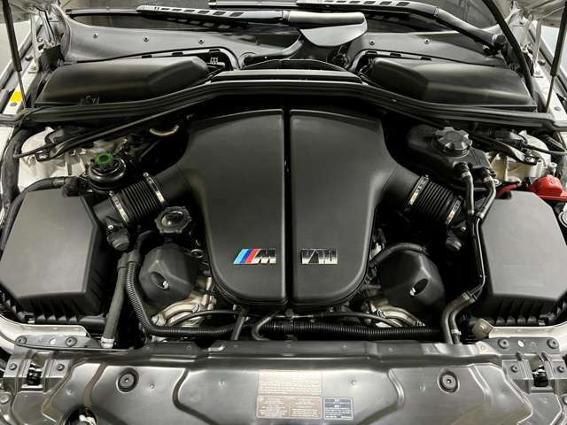 F1マシンと同じV10エンジンと7速SMGとの組み合わせによりライバルとされた量産型スポーツセダンを凌駕！507psという数字は往年の名車ロードスター『BMW507』をリスペクトした結果とも言われる！