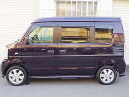 ワンズアームズのスタッフは国家資格整備士です。自社整備工場完備で、仕入れから販売、買取、修理、アフターフォローまで国家資格整備士が行い、良質安心な車両を安価にご提供出来るよう、日々、努力しております。