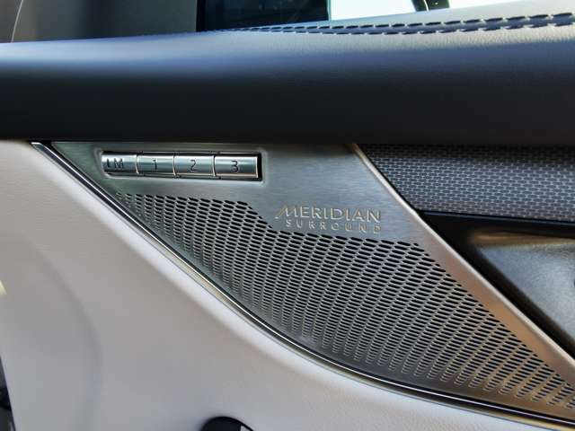 【MERIDIANサラウンドサウンド メーカーオプション参考価格：￥242,000-】「MERIDIAN」のサウンドシステムを搭載。低音から高音までをクリアに再現し車内に臨場感溢れる音響空間を提供致します。