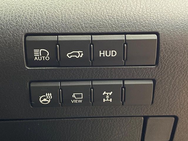 【ステアリングヒーター】冬場に冷たくなりやすい革巻きステアリングを、スイッチ一つで素早く適温に！エアコンよりも早く温まってくれるので、寒い日の運転も快適になりますね♪