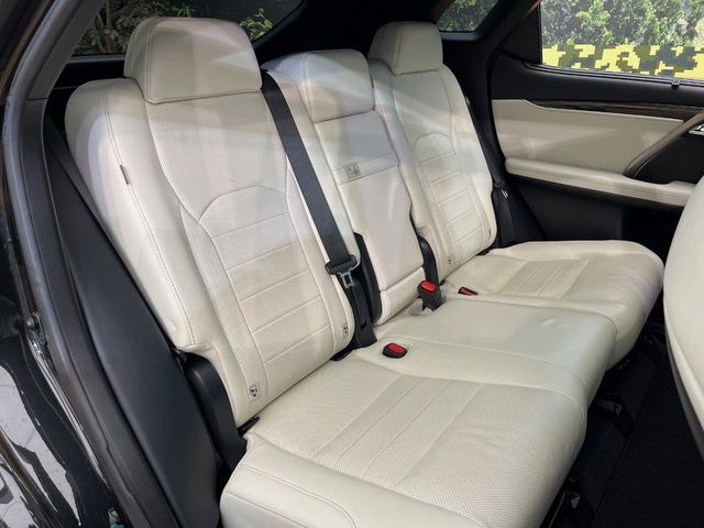 後部座席も気になるようなキズ・汚れやへたり等、大きなダメージはなく、良好な状態です。