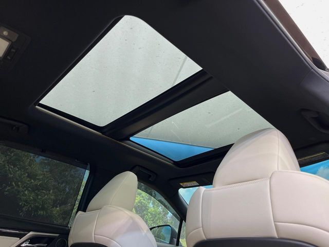 【サンルーフ】開放感たっぷりの希少装備、サンルーフが装着されています！車内に明かりを取り入れたり景色を楽しむ以外にも、車内の空気も簡単に換気できて快適です！