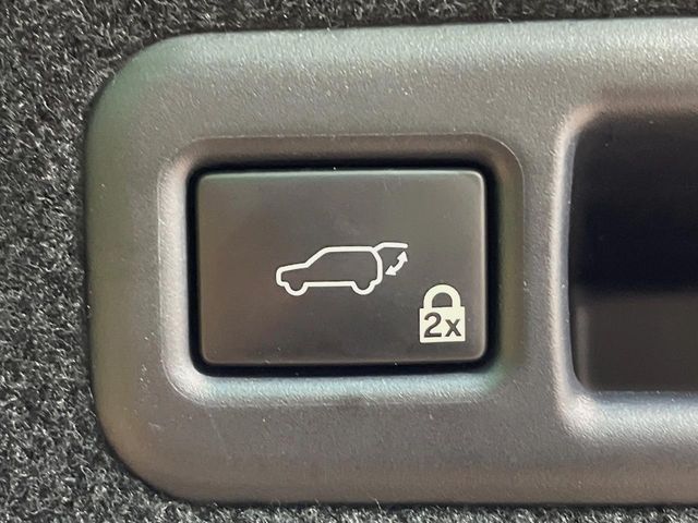 【パワーバックドア】スマートキーや運転席のボタンを押すだけでリアゲートが自動で開閉します！荷物を持っている時や、高い位置にあるバックドアを閉める際に便利な機能です♪