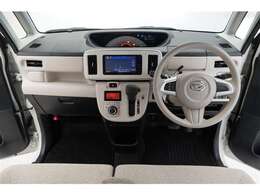 すっきりまとめられた視認性の良いインパネ周りです。操作スイッチも使用しやすい位置に配置されています。