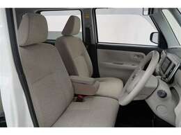 空間を広く使えるベンチシートは快適です。運転席⇔助手席の移動が簡単なので狭い駐車場などで役立ちます。