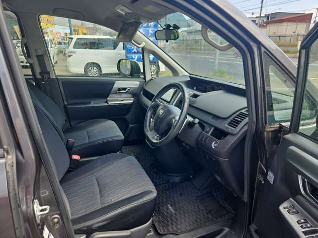 ミニバンの広い運転席です。