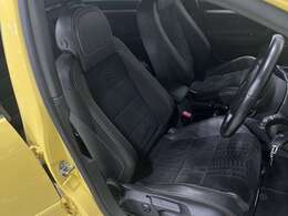 ピレリ専用となるハーフレザーシートも程度良好。シートヒーターが標準装備となります。