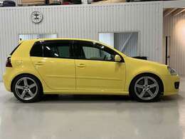 基本的にはノーマルの状態を保っておりますが、細部を厳選したパーツでファインチューニングされた1台です。