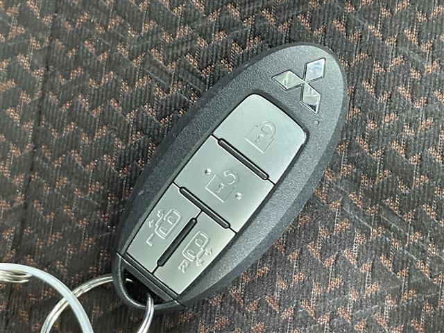 【　スマートキー　】鍵を挿さずにポケットに入れたまま鍵の開閉、エンジンの始動まで行えます。