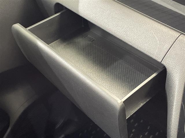 【グローブボックス】大容量のグローブボックスです！！車検証ケース他、日頃使う小物類の収納スペースもたくさんあります！