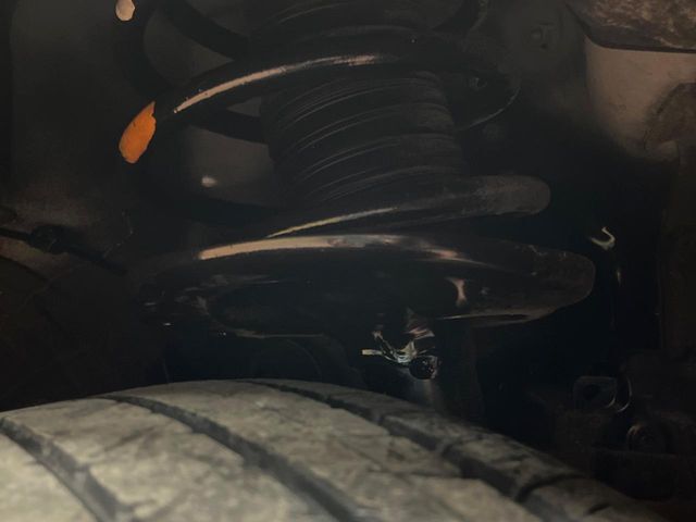 お車を安心してお乗りいただく為には、足回りの定期点検が欠かせません。サービスサポート（有償保証）では無料点検もご提供しており、安心のカーライフをお過ごしいただけるサポート体制が整っています。