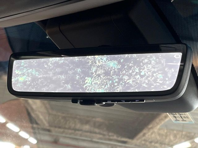 【デジタルインナーミラー】後席の大きな荷物や同乗者で後方が確認しづらい時でも安心！カメラが撮影した車両後方の映像をルームミラー内に表示。クリアな視界で状況の確認が可能です！