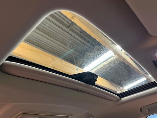 【サンルーフ】開放感たっぷりの希少装備、サンルーフが装着されています！車内に明かりを取り入れたり景色を楽しむ以外にも、車内の空気も簡単に換気できて快適です！