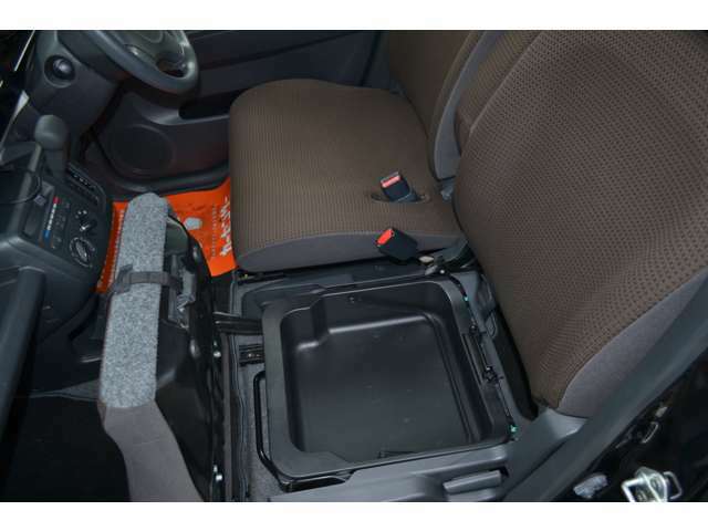 助手席シート下には収納BOXがあります（＾＾）運転席からの開閉も可能です！