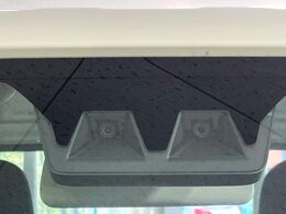 【スマートアシスト】走行中に前方の車両等を認識し、衝突しそうな時は警報とブレーキで衝突回避と被害軽減をアシスト。より安全にドライブをお楽しみいただけます。