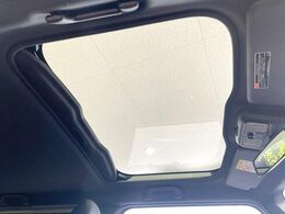 【ガラスルーフ】ガラスルーフ搭載で車内の解放感が一気にアップ！開放的なドライブをお楽しみいただけます。