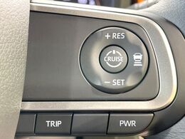 【アダプティブクルーズコントロール】高速道路での長距離走行が楽に！！自動で速度を保つクルーズコントロールが、衝突軽減システムと連携し、前方の車両を感知して車間を保つように速度調節してくれます！！